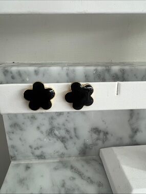Black 🖤clover stud earrings